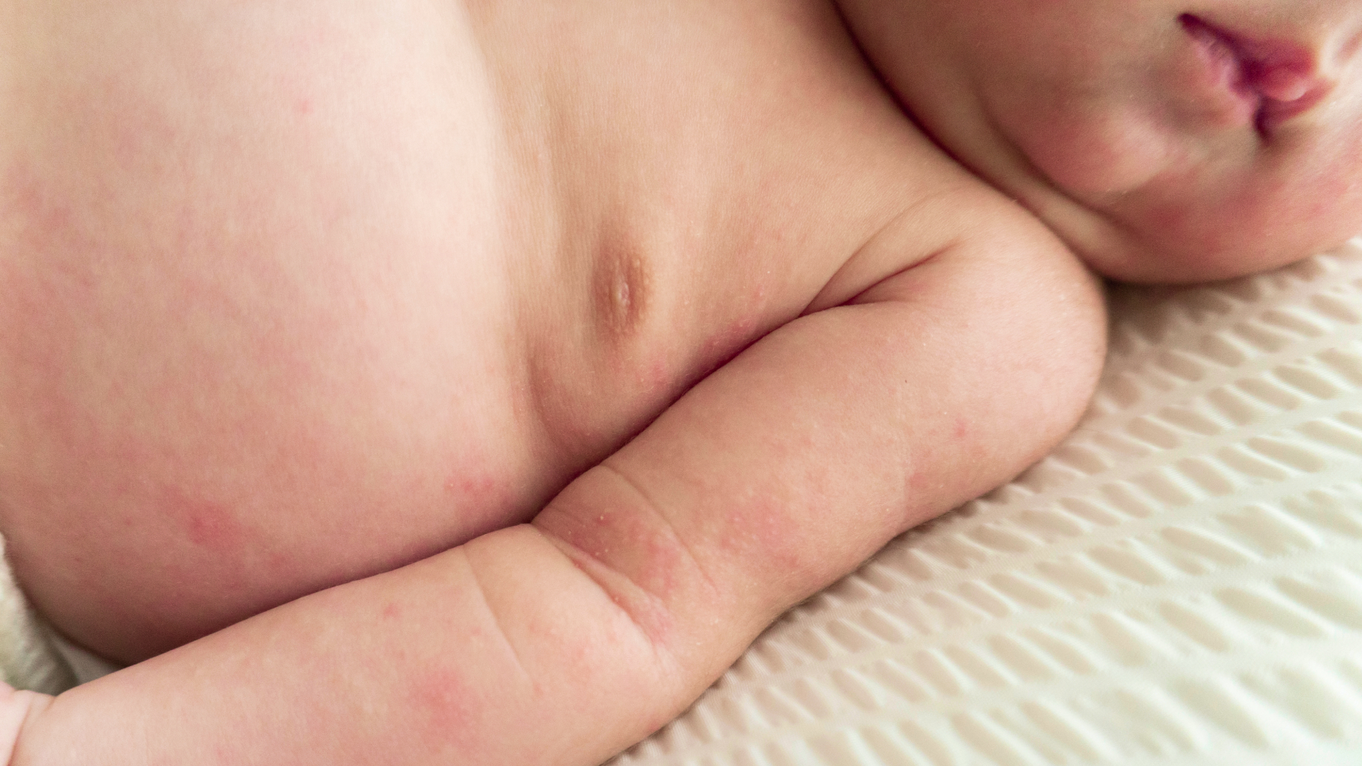 Starnuti, pianto e occhi arrossati: il linguaggio del neonato sulle sue difese immunitarie