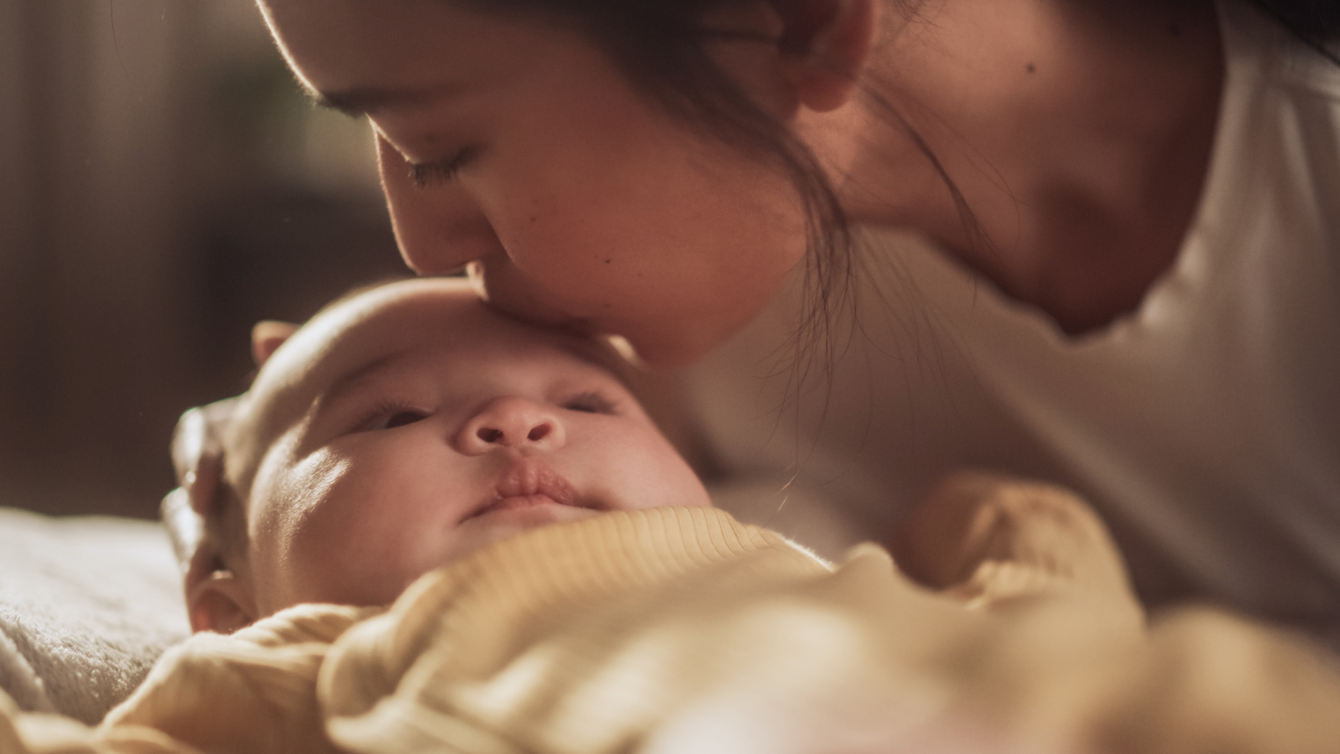 Beyond the mother: how the voice of a second figure shapes pre- and postnatal bonding