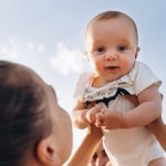 Checklist per viaggiare con un neonato: cosa portare e come organizzarsi