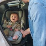 Viaggiare sicuri in estate: termoregolazione e protezione del neonato in auto
