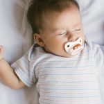 Cambio dell’ora: l’adattamento del neonato all’autunno e lo sviluppo del ritmo circadiano