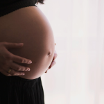 Neuroplasticità materna e trasferimento neuronale fetale: implicazioni per il bonding madre-bambino