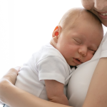Addormentamento del neonato tra le braccia: sostenere o escludere?