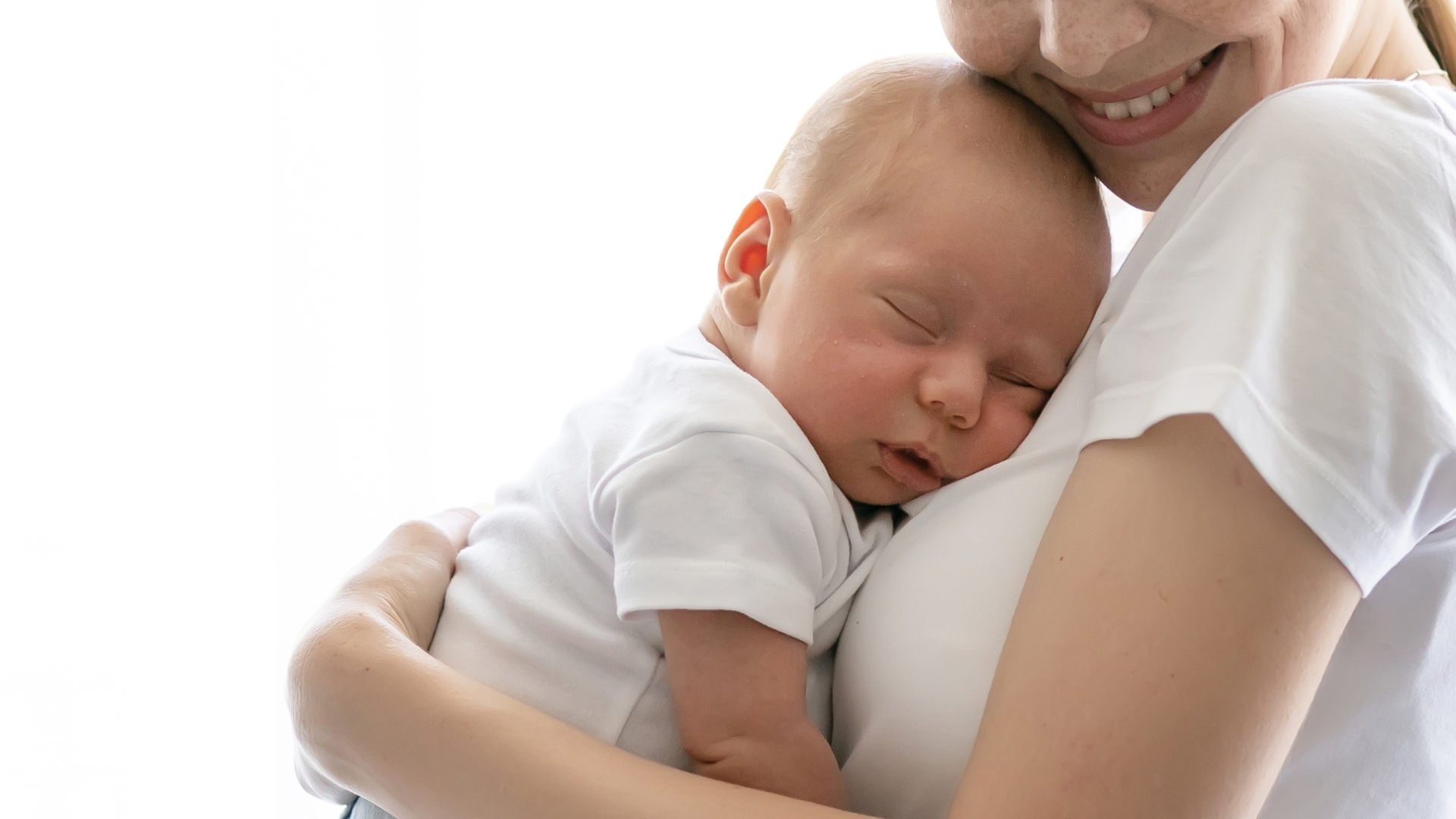 Endormissement du nouveau-né dans les bras : soutenir ou exclure ?