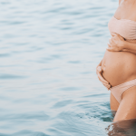 Quando la gravidanza incontra l’acqua: il corpo che cambia forma al movimento