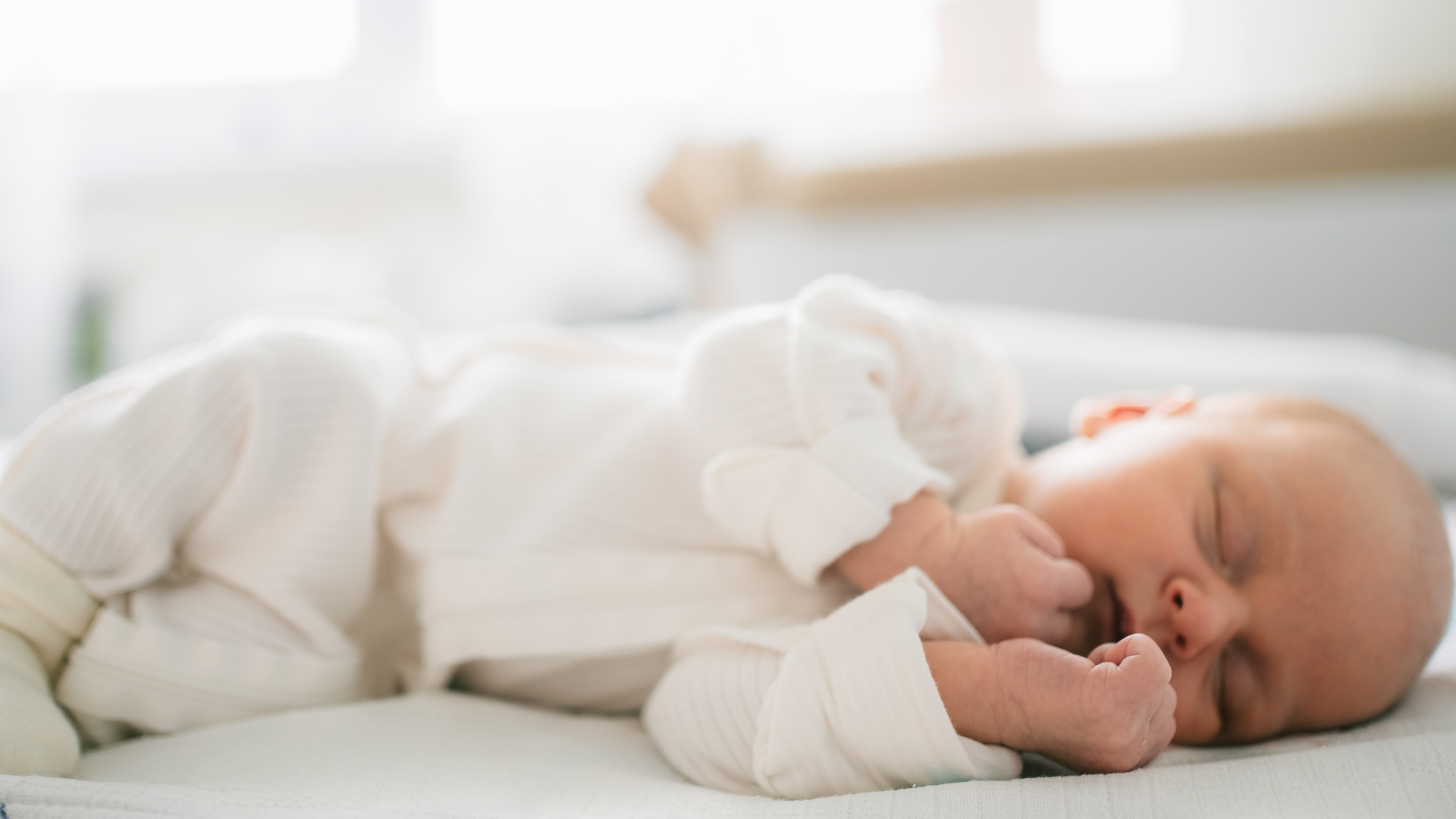 Reconnaître les signes de sommeil chez le bébé: signes précoces, tardifs et de fatigue excessive